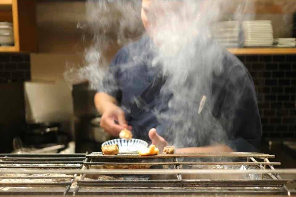 おいしさを左右する焼鳥屋の「煙」に迫る！